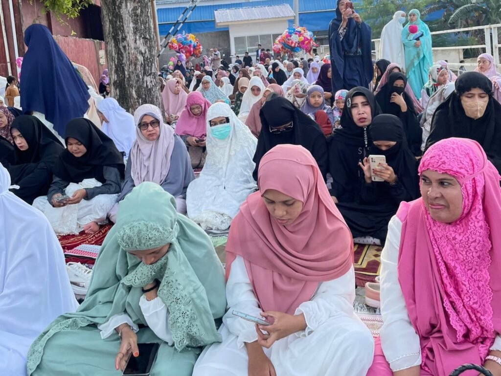 Suasana pelaksanaan salat Idulfitri 1444 H di Pelataran UM Kendari.