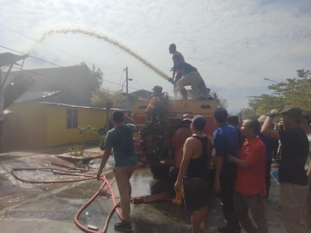 Pemadam Kebakaran saat memadamkan kobaran api yang menghangus 8 rumah dan 2 indekos di Kolaka.