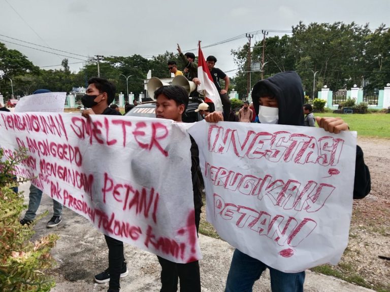 Suasana demonstrasi mahasiswa tolak rencana pembangunan smelter di Amonggedo.