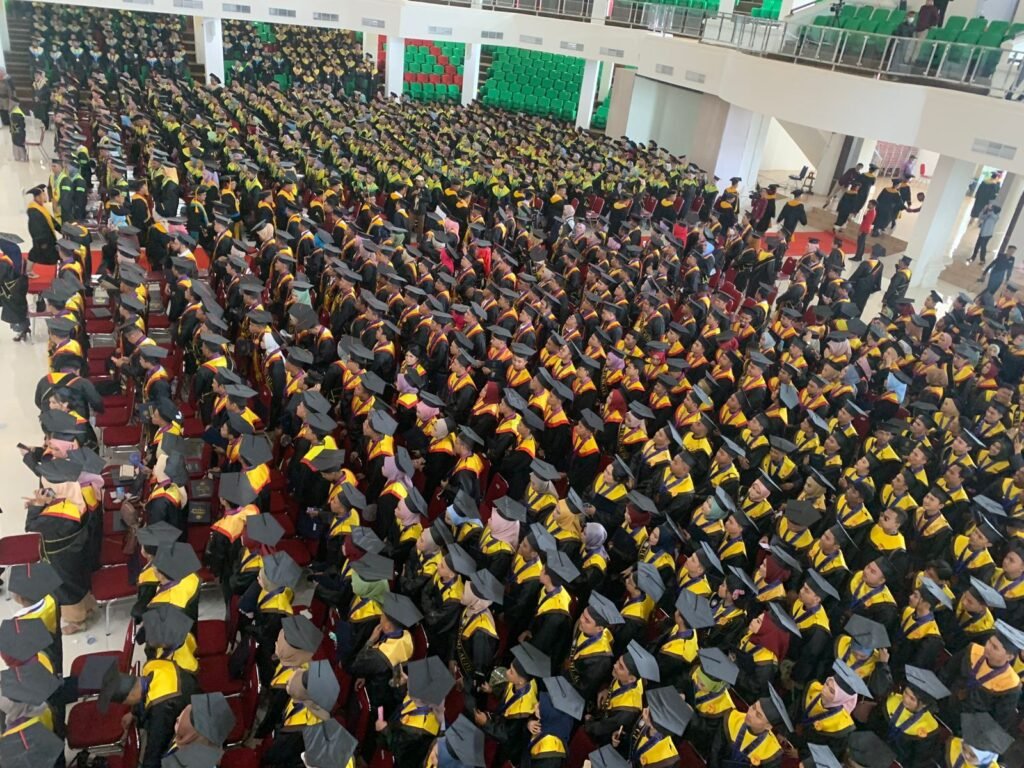 Ribuan wisudawan UHO periode Januari - April 2023 yang mengikuti wisuda.