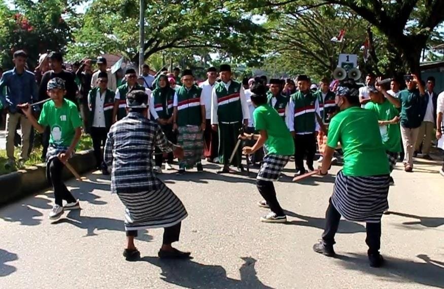 Rombongan DPW PKB Sultra diarak dengan Silat Muna (Ewa Wuna) saat mendaftar Bacaleg di KPU Sultra. Foto: Herlis Ode Mainuru/Kendariinfo. (13/5/2023). 