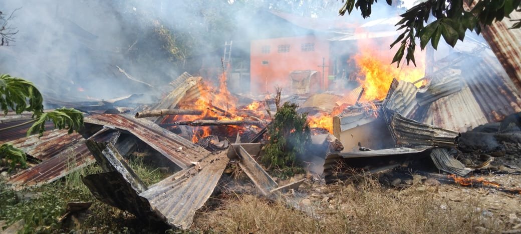 1 Unit Rumah di Pakue Kolut Ludes Terbakar, Api Diduga Berasal dari Dapur 1 Unit Rumah di Pakue Kolut Ludes Terbakar, Api Diduga Berasal dari Dapur