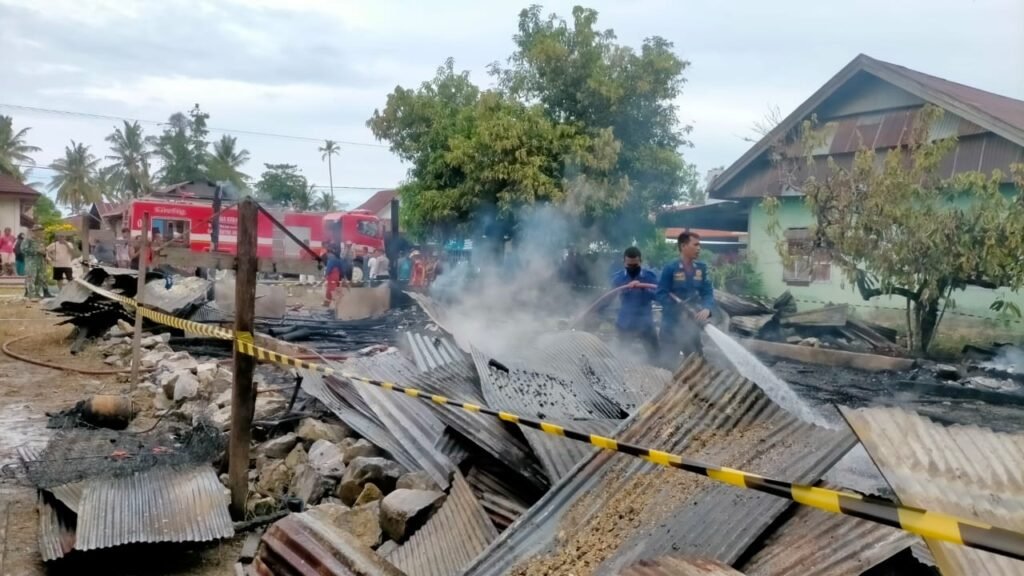 Dua unit mobil damkar memadamkan api yang menghanguskan 1 rumah di Kelurahan Olo-oloho, Kecamatan Pakue, Kolut yang ludes terbakar.