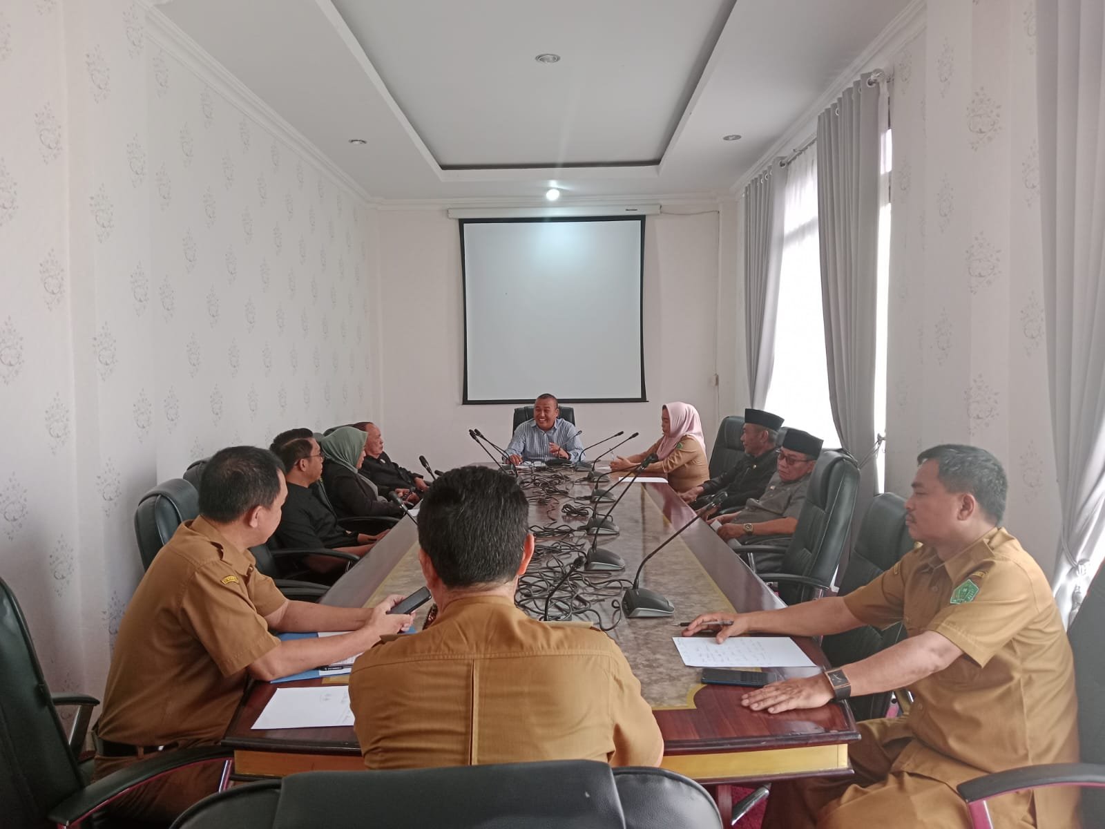 Ketua DPRD Konawe Perintahkan Anggota Dewan Segera Lakukan Reses Ketua DPRD Konawe Perintahkan Anggota Dewan Segera Lakukan Reses