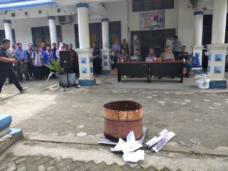 Proses pemusnahan blangko ijazah oleh Dinas Dikbud Konawe bersama dengan Polres Konawe.