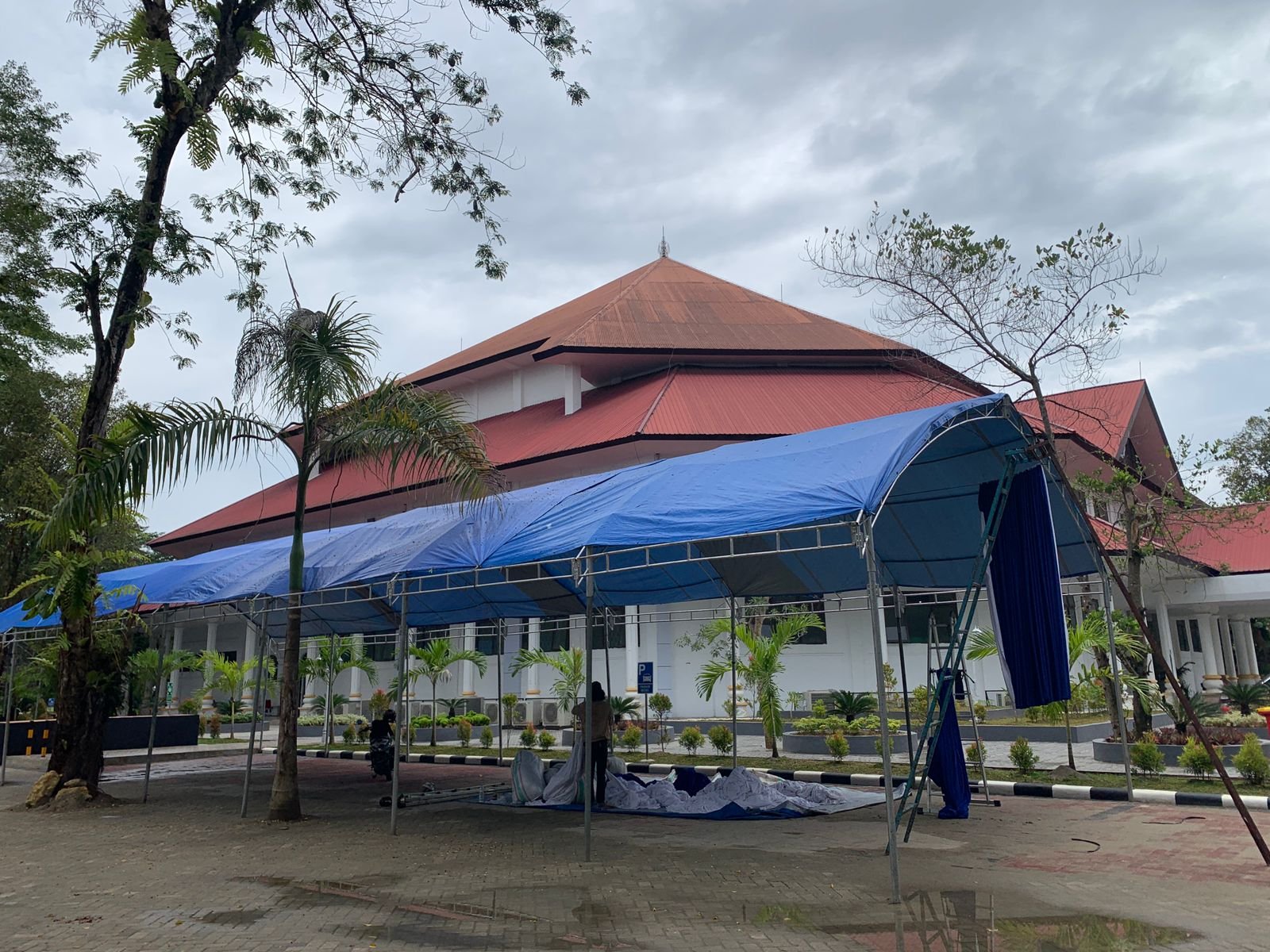 Wisuda UHO Periode Januari – April 2023, Pendamping Wisudawan Disiapkan Tempat di Luar Auditorium Wisuda UHO Periode Januari – April 2023, Pendamping Wisudawan Disiapkan Tempat di Luar Auditorium
