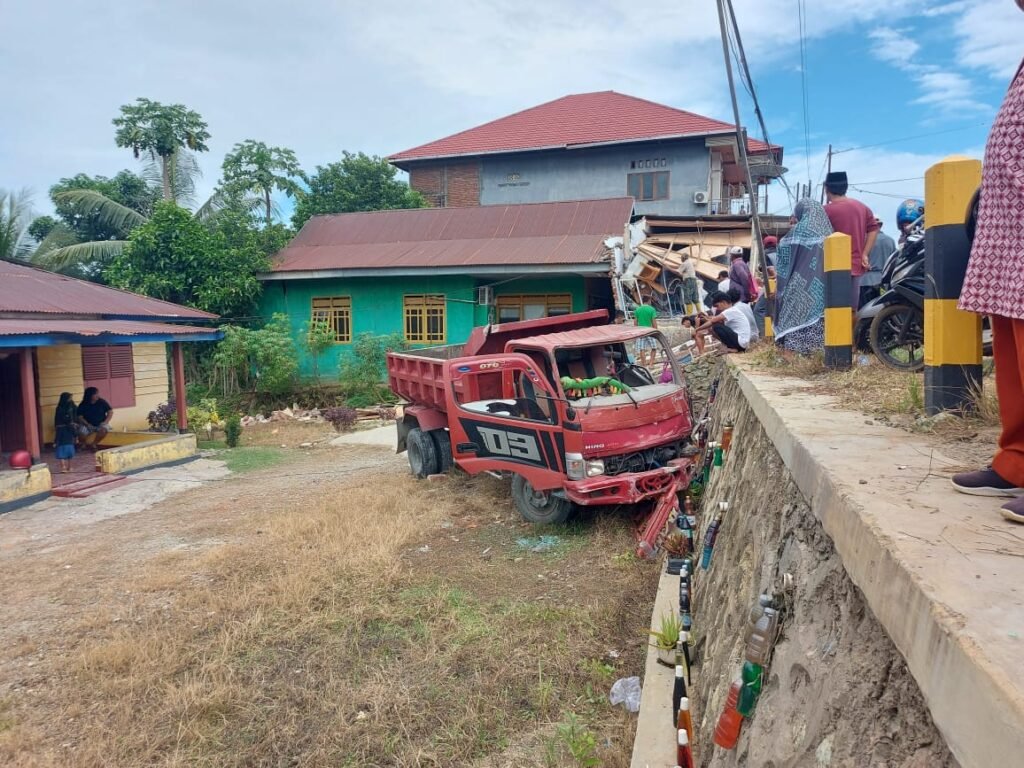 Kondisi truk usai menabrak pembatas jalan hingga kios milik warga Sabilambo.