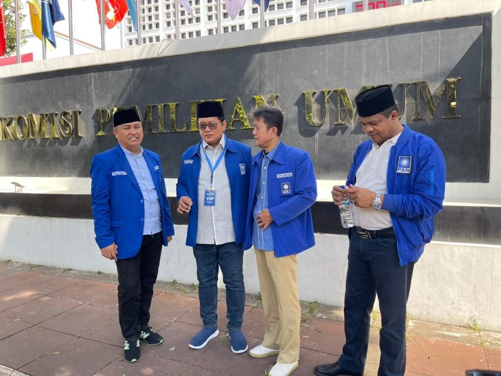 H. Ardin ( ujung kiri) berfoto bersama dengan bacaleg PAN di KPU RI.