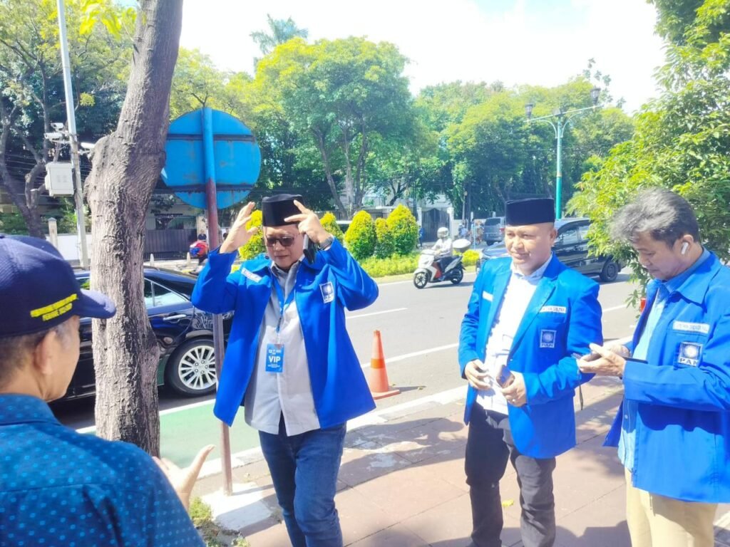H. Ardin (tengah) dan bacaleg PAN lainnya jalan bersama menuju KPU RI.