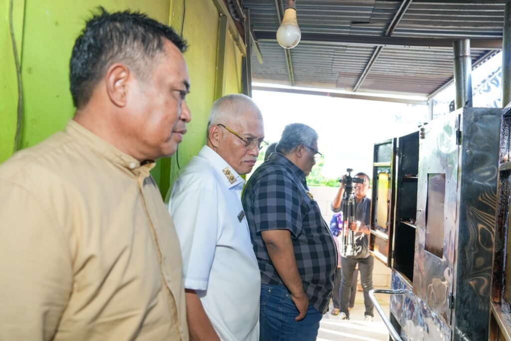 Gubernur Sultra, Ali Mazi beserta jajaran saat berkunjung ke Rumah Produksi Katapayi Sulaa Mandiri.