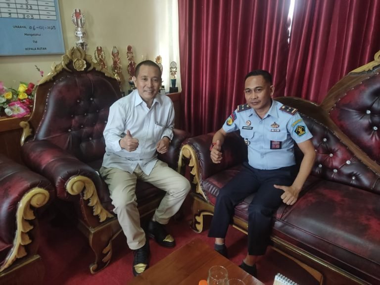 Wakil Ketua DPRD Konawe, Rusdianto saat melakukan kunjungan ke Rumah Tahanan (Rutan) Kelas IIB Unaaha dan diterima langsung oleh Kepala Rutan Kelas IIB Unaaha, Herianto.