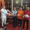 Wakil Ketua DPRD Konawe Apresiasi Kinerja Rutan Unaaha dan Serahkan Bantuan Bola Futsal