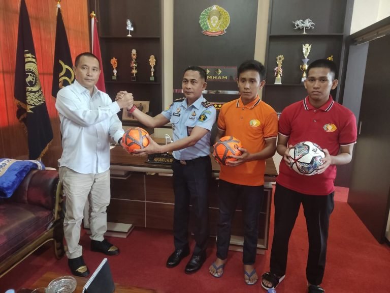 Wakil Ketua DPRD Konawe Apresiasi Kinerja Rutan Unaaha dan Serahkan Bantuan Bola Futsal Wakil Ketua DPRD Konawe Apresiasi Kinerja Rutan Unaaha dan Serahkan Bantuan Bola Futsal
