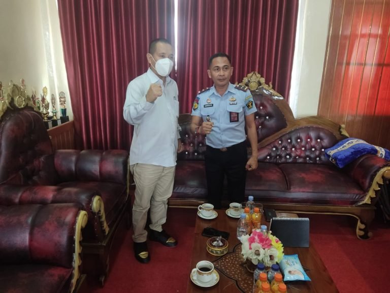 Wakil Ketua DPRD Konawe, Rusdianto saat melakukan kunjungan ke Rumah Tahanan (Rutan) Kelas IIB Unaaha dan diterima langsung oleh Kepala Rutan Kelas IIB Unaaha, Herianto.