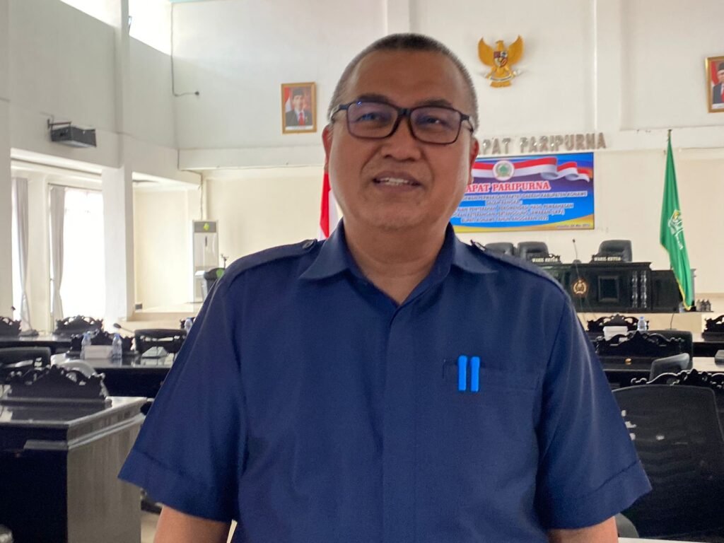 Ketua DPRD Konawe, Ardin saat diwawancarai awak media.