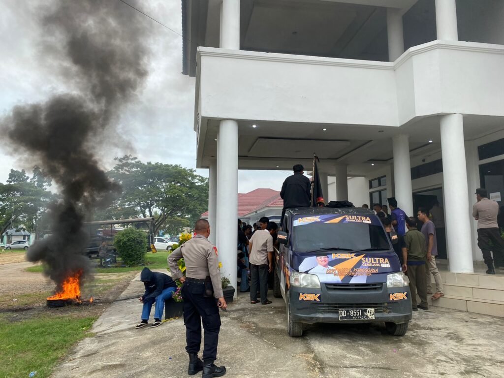 Massa aksi membakar ban bentuk kekecewaan terhadap pemerintah setempat.