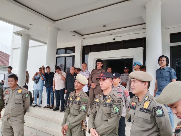 Suasana demonstrasi mahasiswa tolak rencana pembangunan smelter di Amonggedo.