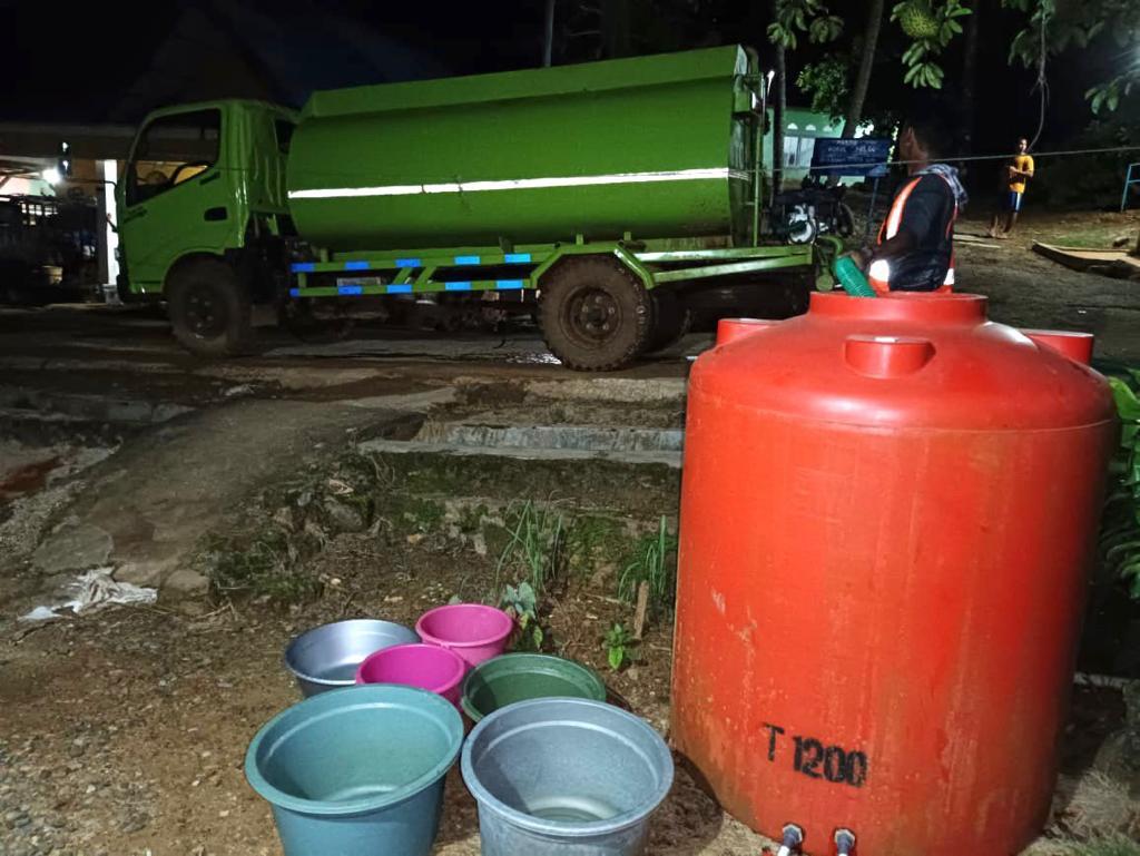 PT GKP memasok air bersih ke tandon-tandon warga sekitar.