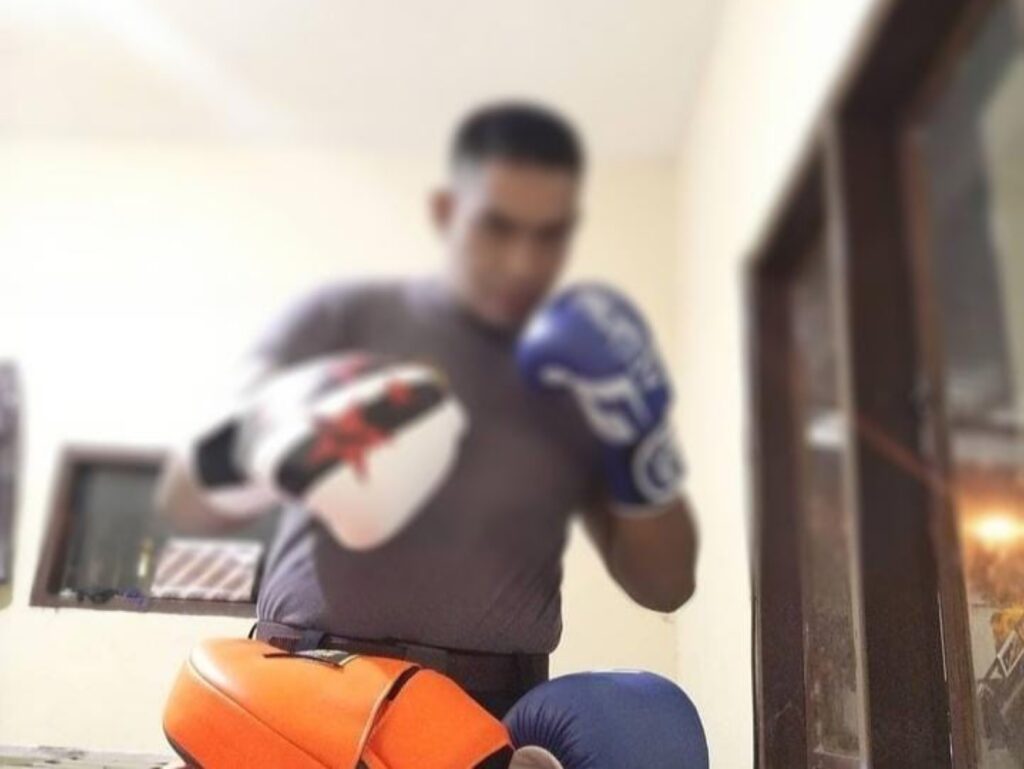 Anggota Propam Polda Sultra berinisial Bripka DM saat sedang berlatih tinju.