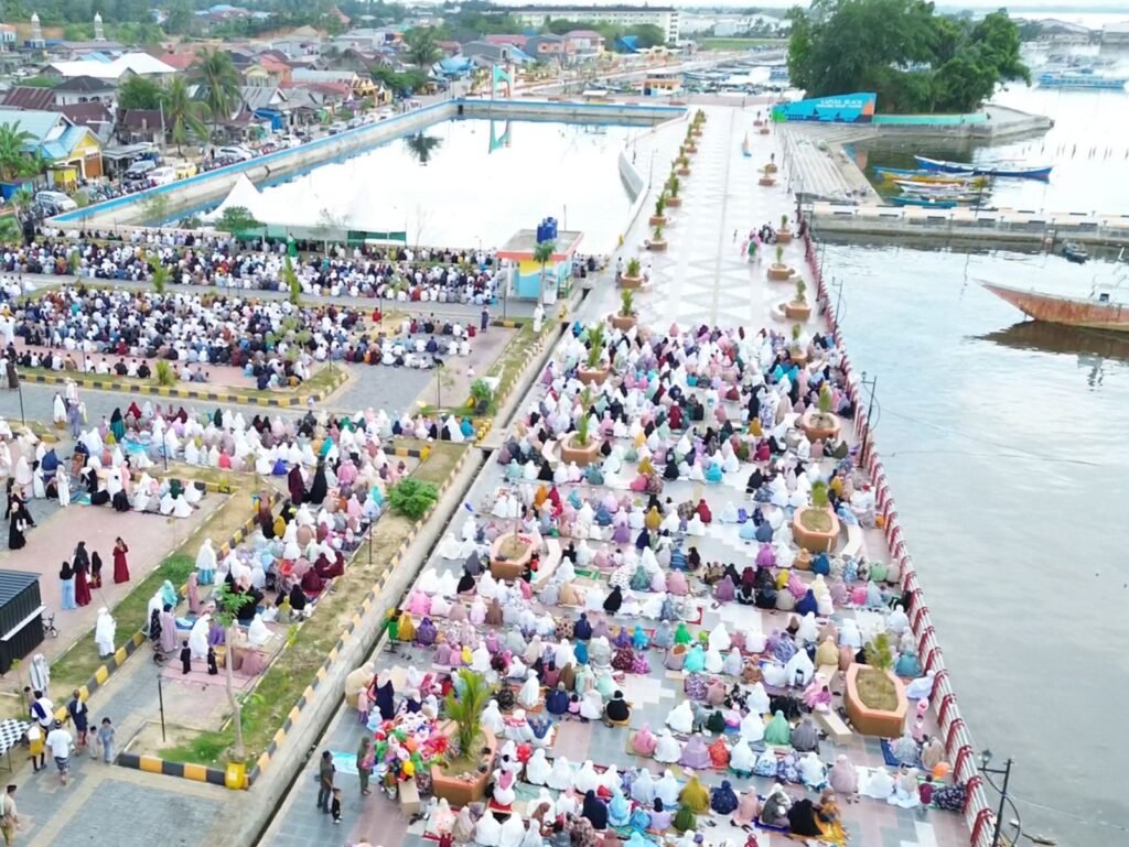 Suasana warga Kota Kendari saat mengikuti salat Iduladha 1444 H di Ruang Terbuka Hijau (RTH) Papalimba Puday, Kelurahan Lapulu, Kecamatan Abeli.