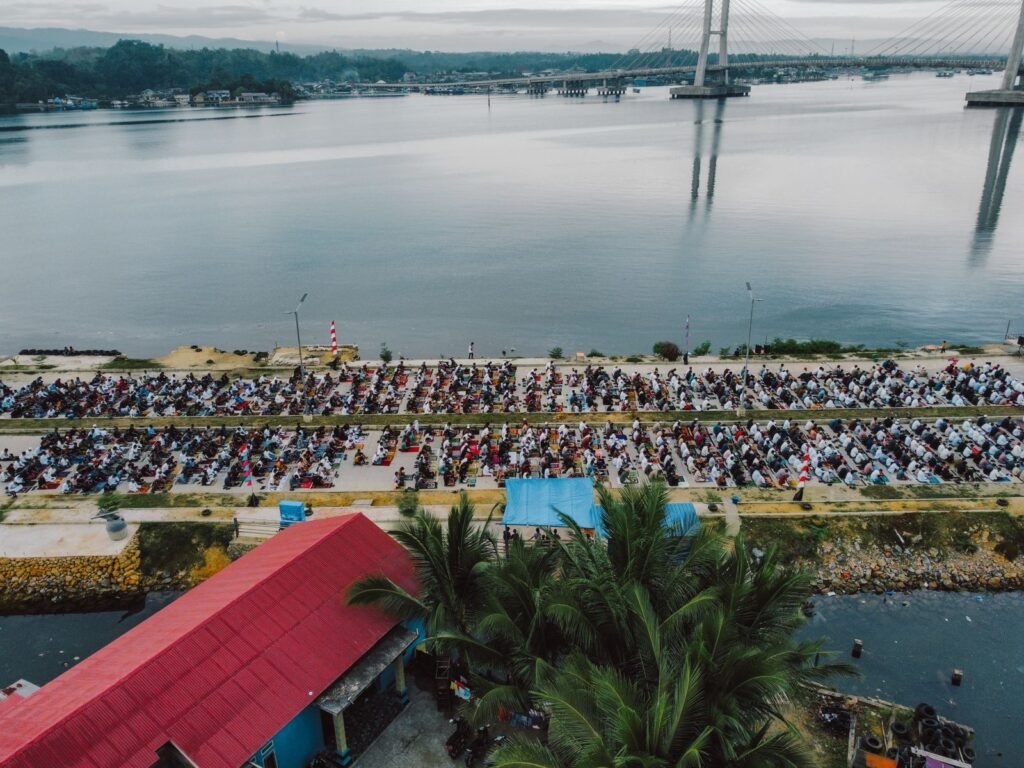 Suasana warga Kota Kendari saat mengikuti salat Iduladha 1444 H di Jalan Poros Kendari – Toronipa, Kelurahan Kendari Caddi, Kecamatan Kendari.