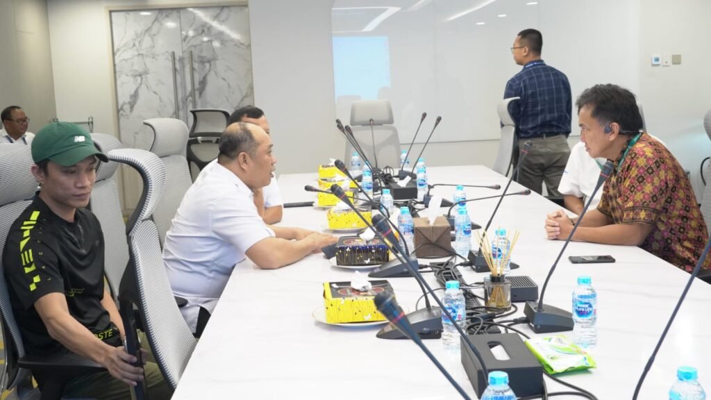 Bupati Konut, Ruksamin saat menemui Dirut PT Antam di Jakarta.