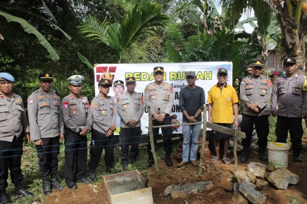Suasana peletakan batu pertama pembangunan rumah layak huni untuk nenek Sugora di Konut.