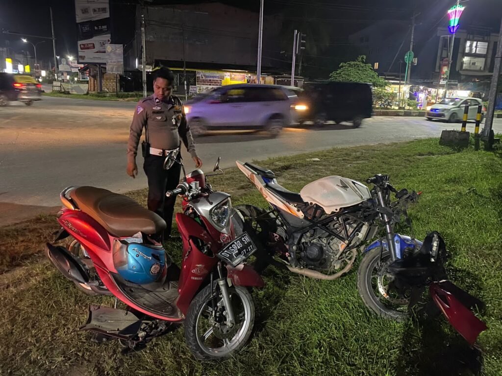 Kondisi sepeda motor yang terlibat tabrakan di Pasar Baru Kendari.