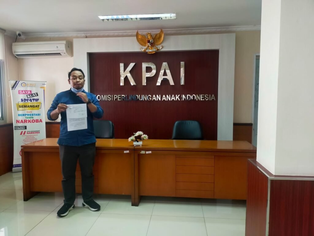 LBH HAMI Sultra saat memasukkan surat soal kasus tabrak lari ke KPAI.