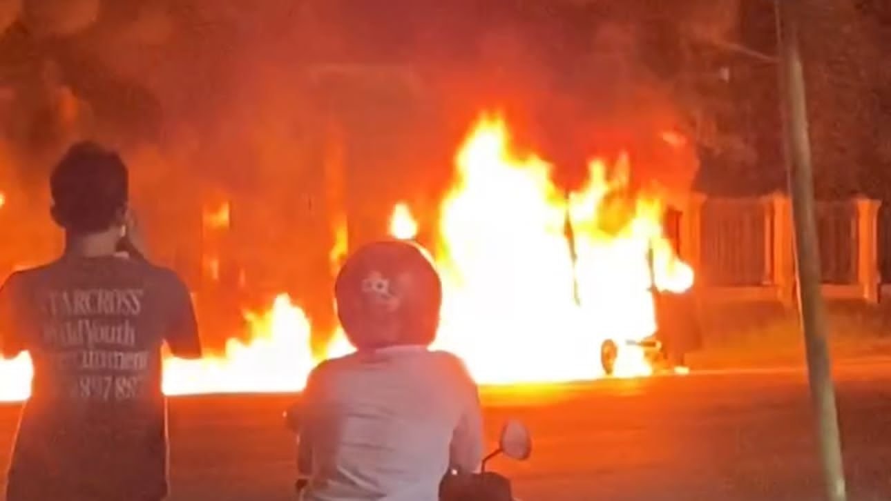 Mobil Hangus Terbakar di Perempatan Polda Sultra, Polisi Temukan 2 Jeriken Solar Mobil Hangus Terbakar di Perempatan Polda Sultra, Polisi Temukan 2 Jeriken Solar