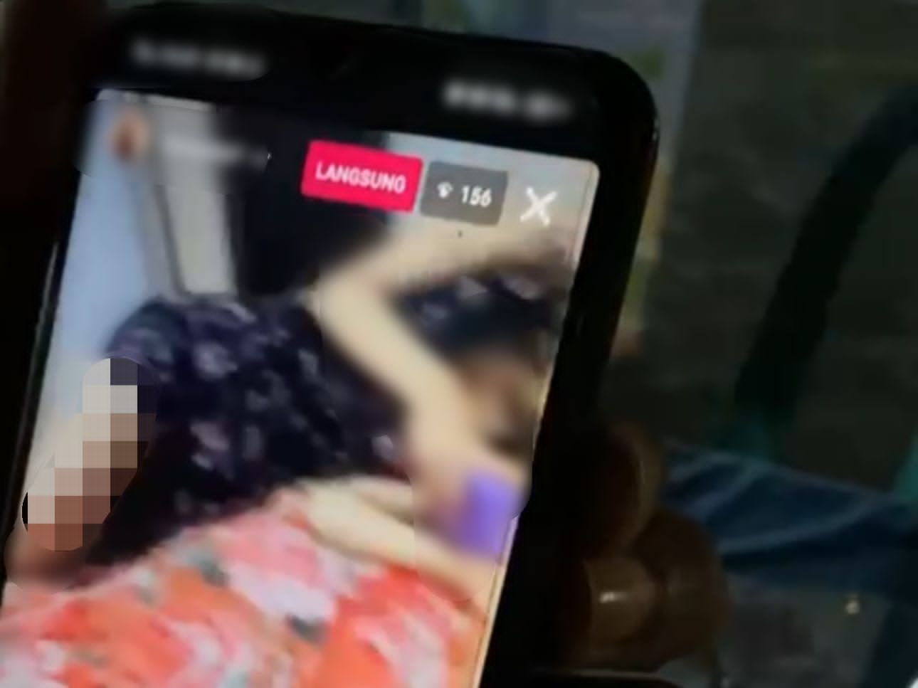 Sekelompok Orang yang Pamer Payudara pada Siaran Langsung Instagram Diduga Berasal dari Konawe Sekelompok Orang yang Pamer Payudara pada Siaran Langsung Instagram Diduga Berasal dari Konawe