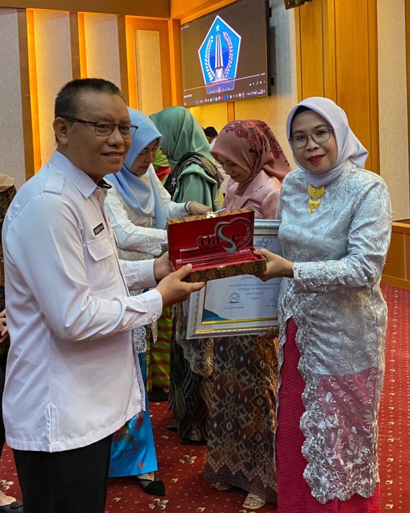 Linda Paliran, perempuan asal Kota Baubau penerima penghargaan OASE-KIM 2023.