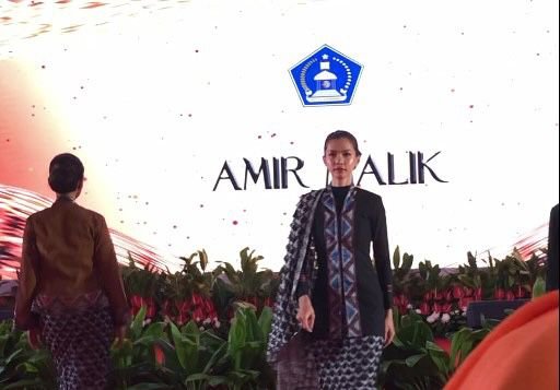 Desain tenun khas Tolaki yang dipamerkan di Fashion Culture Swarna yang merupakan rangkian kegiatan Expo dan Forum Indonesia Maju 2023.