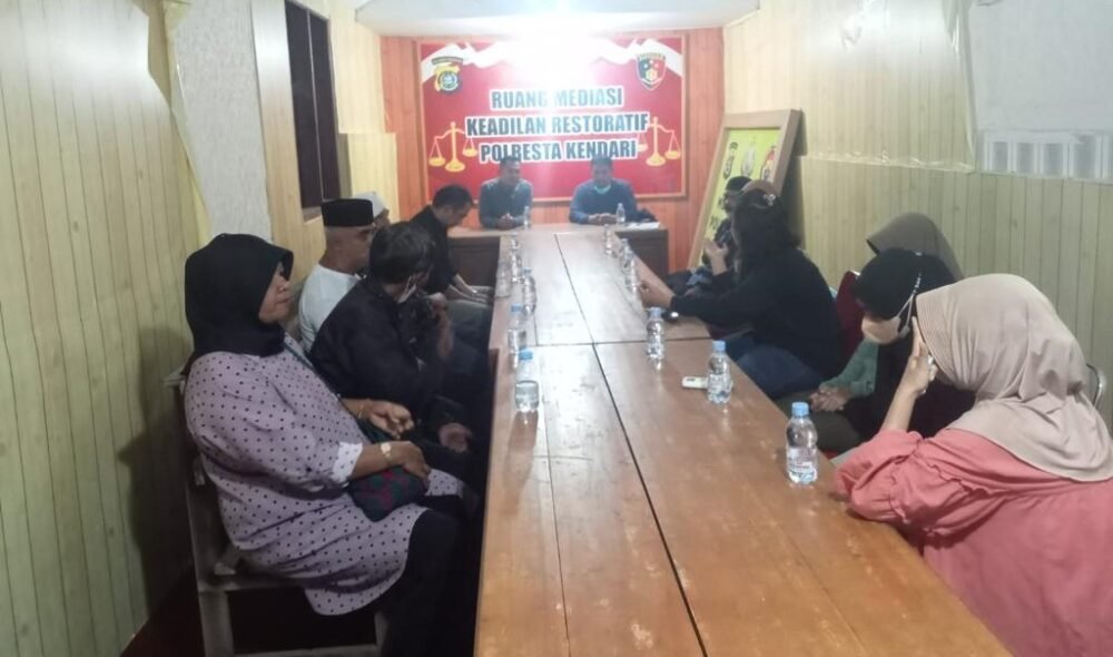 Satreskrim Polresta Kendari melakukan penyelesaian perkara melalui restorative justice terhadap kasus dua senior UHO Kendari yang mengeroyok juniornya di Ruang Restorative Justice Satreskrim Polresta Kendari.