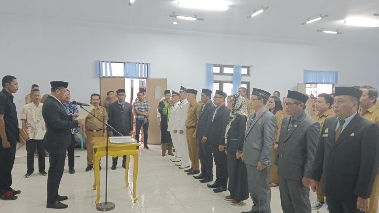 Sejumlah pejabat menghadiri pergantian pimpinan tinggi pratama.