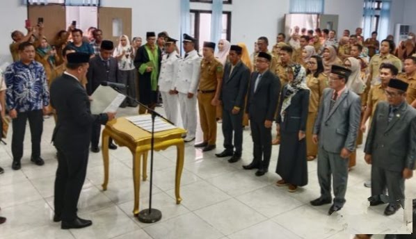 Sekda Konawe saat membacakan surat keputusan pergantian sejumlah pejabat.