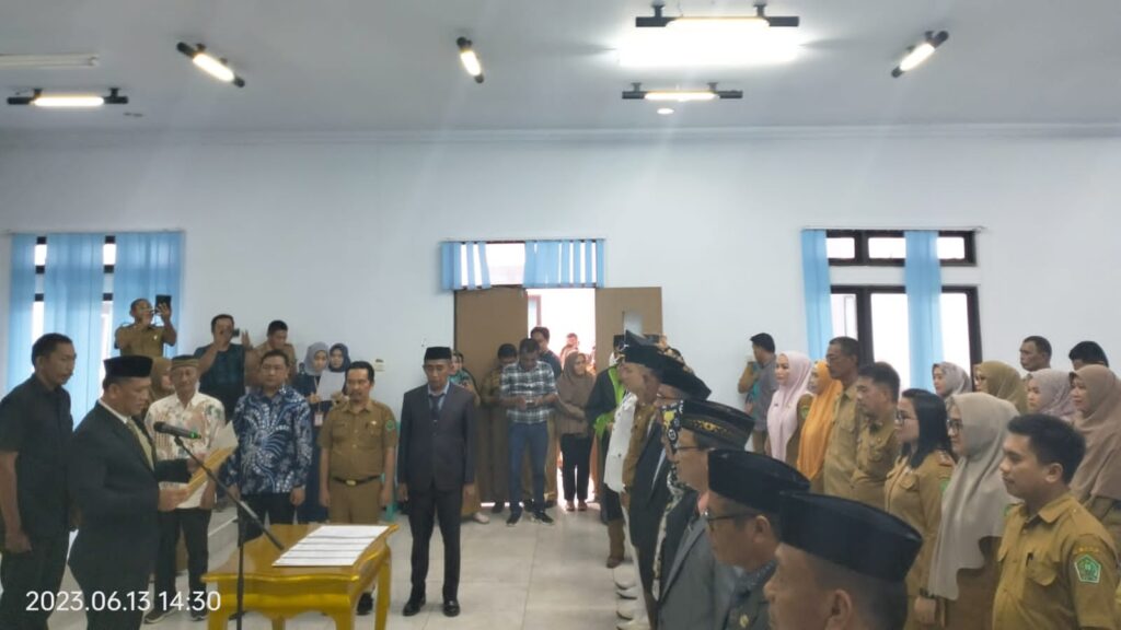 Sejumlah pejabat menghadiri pergantian pimpinan tinggi pratama.