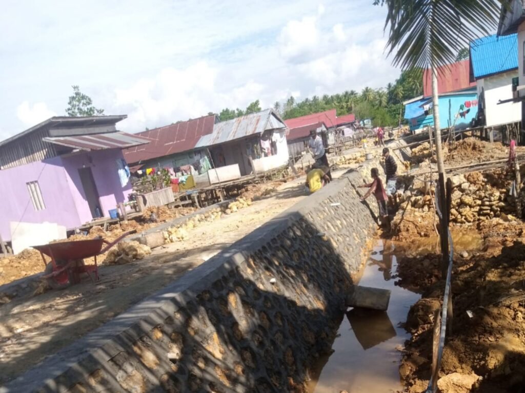 Suasana pembangunan drainase di Muna yang diduga gunakan batu kapur.