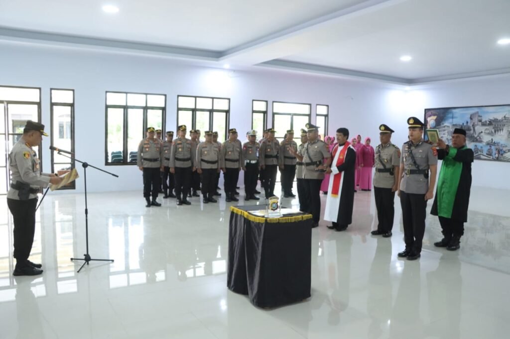 Kapolresta Kendari, Kombes Pol Muh. Eka Fathurrahman memimpin upacara sertijab Kasat Intelkam dan Kapolsek Ranomeeto.