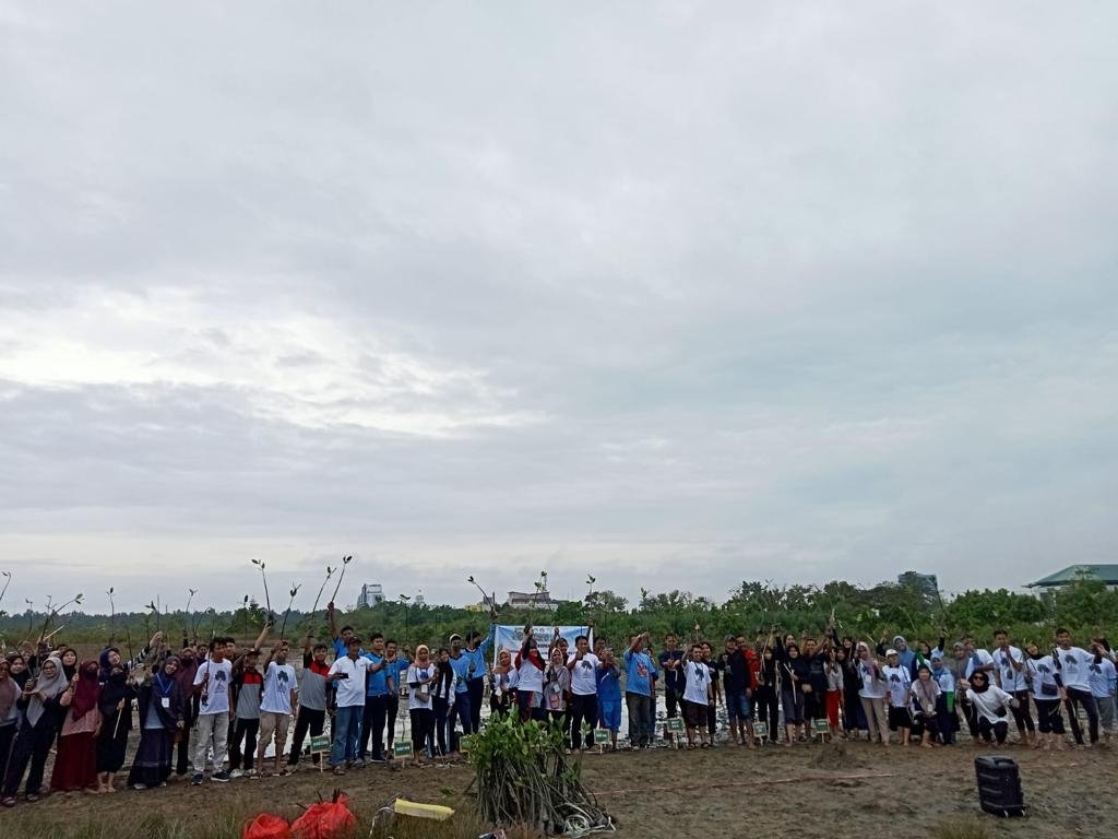 Mahasiswa PPG Prajabatan Kepemimpinan II Rumpun IPS Universitas Halu Oleo (UHO) Kendari melaksanakan kegiatan menanam 300 bibit mangrove di teluk Kota Kendari.