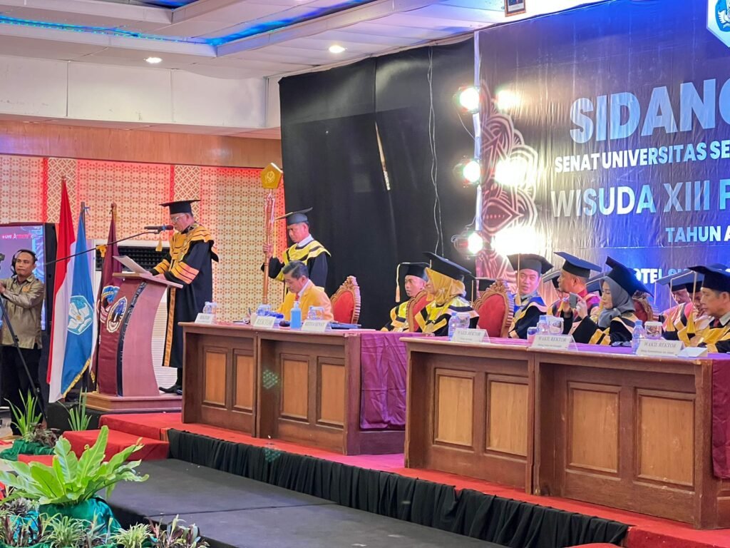 Rektor USN Kolaka, Nur Ihsan saat memberi sambutan pada wisuda ke-13 USN Kolaka.