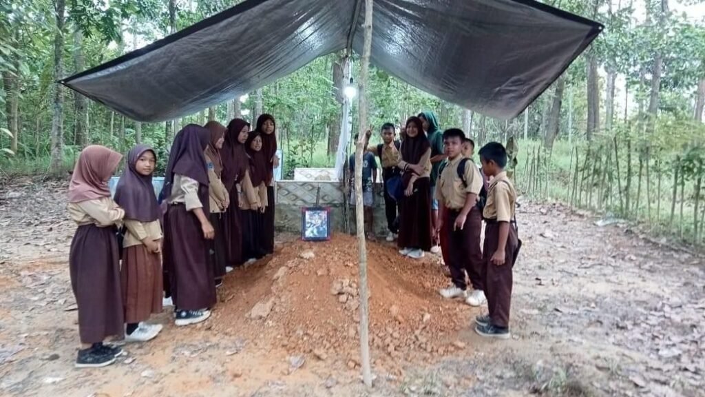 Siswa SD saat ziarah ke makam anak yang terbakar hingga meninggal di Kabupaten Konawe.