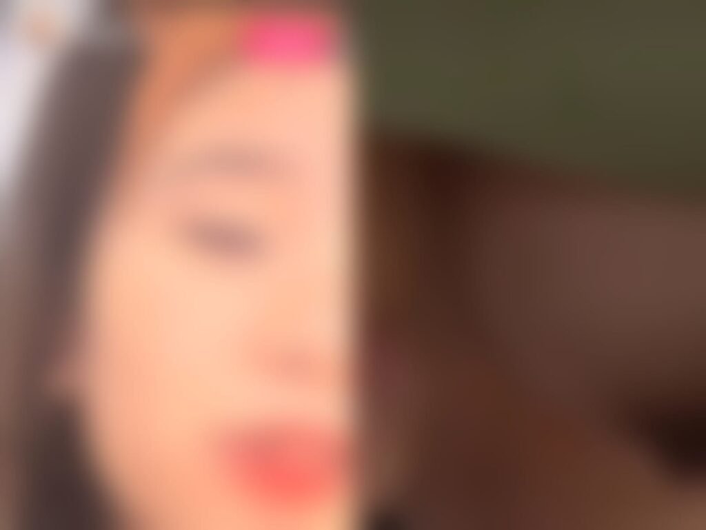 Detik-detik saat sekelompok orang pamer payudara di Instagram.