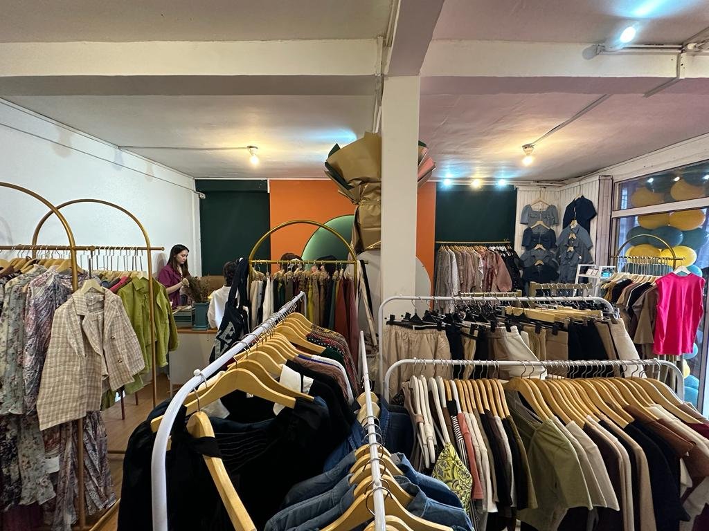 Suasana interior Rent Dress & Boutique di Kota Kendari milik Puput Hg.