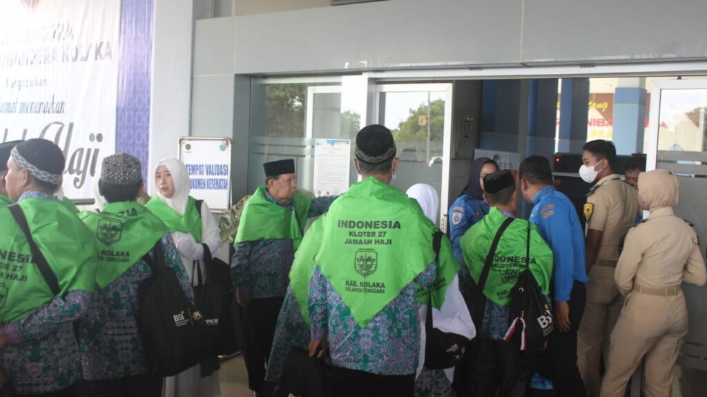 Pengantar calon jemaah haji asal Kolaka memadati Bandara Sangia Nibandera Tanggetada.
