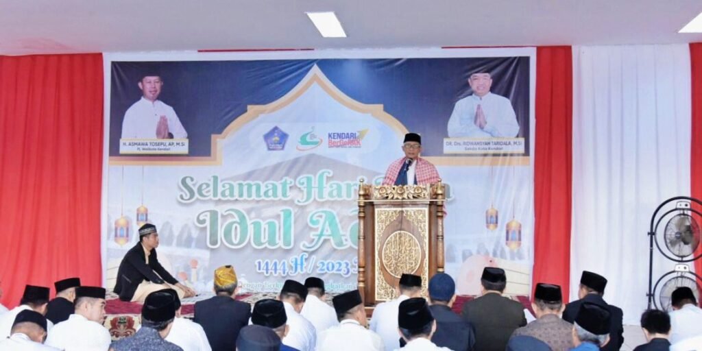 Wakil Gubernur Sulawesi Tenggara (Sultra) Lukman Abunawas saat menjadi khatib salat Iduladha 1444 H di Balai Kota Kendari.