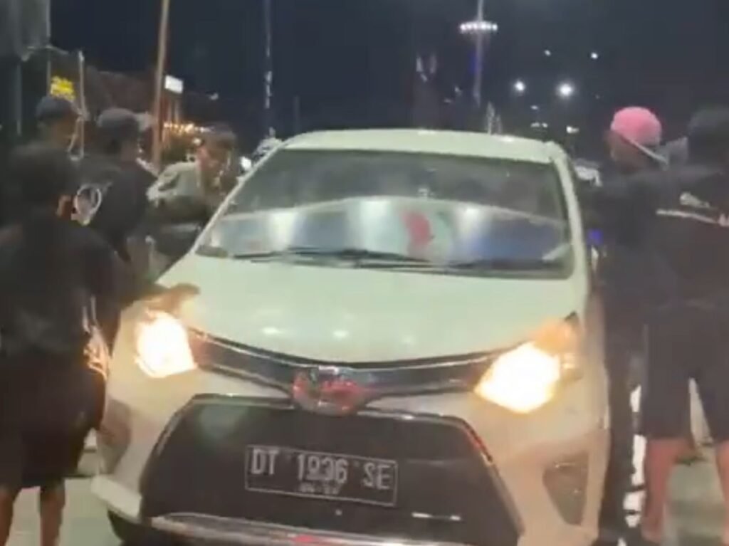 Sejumlah pengamen mengeroyok penumpang mobil di Kendari.