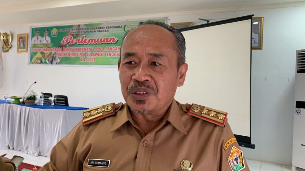 Kepala Disketapang Sultra, Ari Sismanto saat diwawancarai awak media.