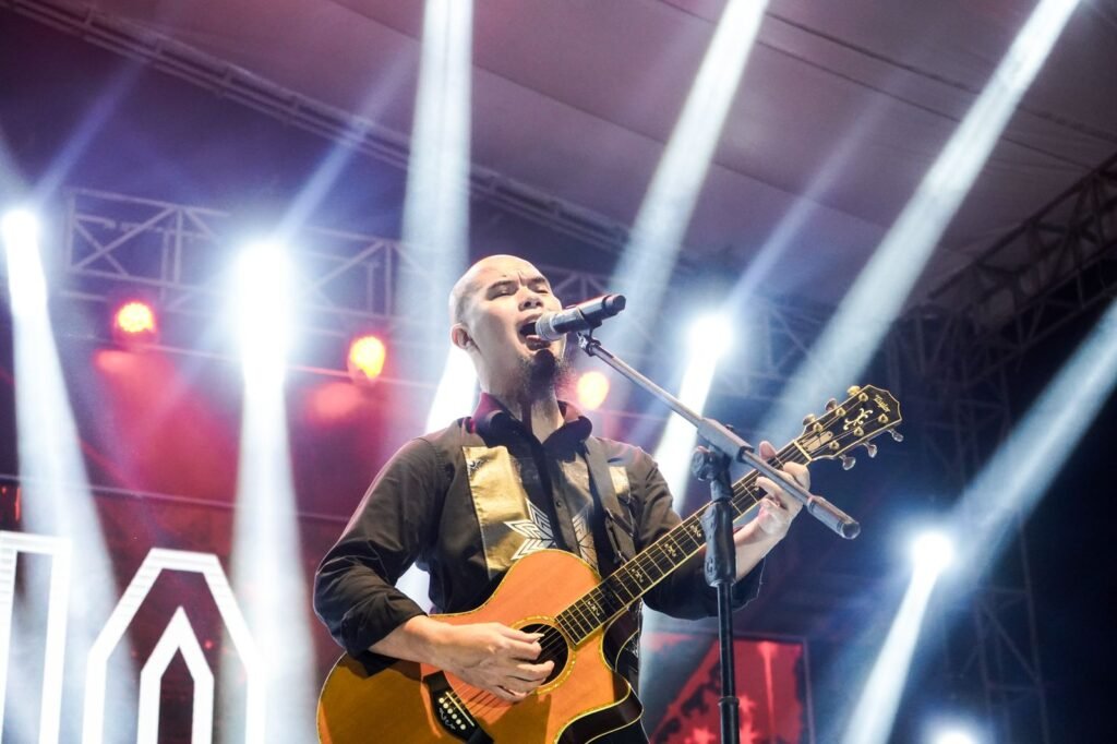 Suasana saat Ahmad Dhani konser pada A Night With Symphony Dewa 19 di Eks MTQ Kendari.