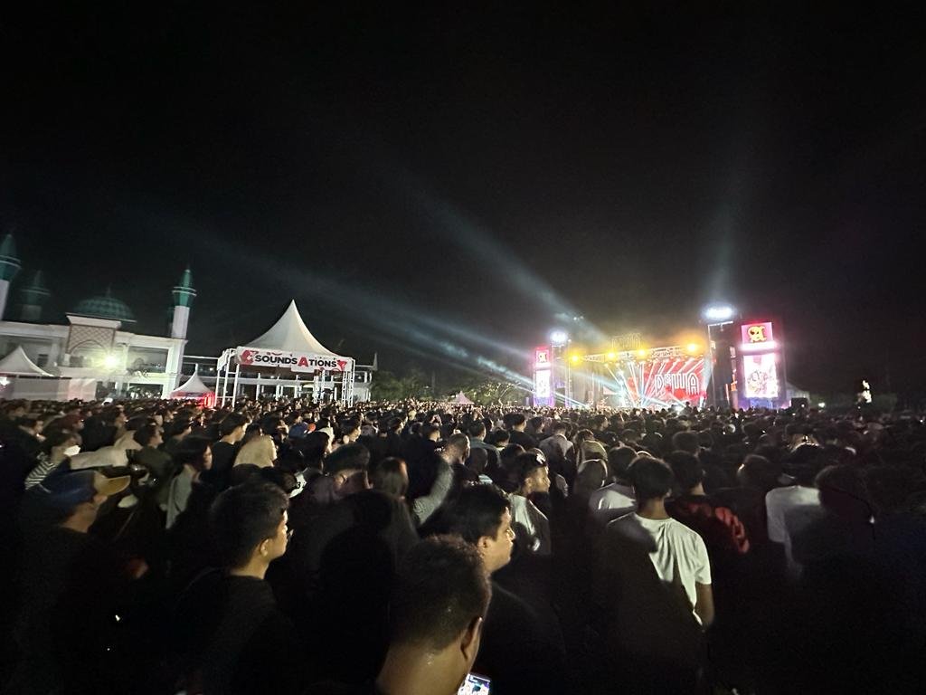 Suasana konser A Night With Symphony Dewa 19 di Eks MTQ Kendari.